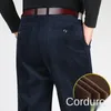Pantaloni di velluto a coste a doppia piega Pantaloni da uomo a vita alta larghi caldi marroni spessi neri per abbigliamento 220330