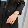 Braccialetti di lusso per donna stilista bracciale in oro con lettere braccialetti in acciaio al titanio 18 carati con ciondoli placcati in oro Gioielli acce204j