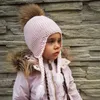 Barn barn päls pompons öronventil hatt tofs virkade flätor mössa hatt päls kepsar för baby riktig tvättbjörn päls bobble hattar j220722