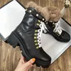 Designer Lauréate Femmes Bottes Marque Flamants Roses Amour Flèche Médaille Botte Hiver En Cuir Véritable Grossier Chaussures À Talons Hauts De Luxe Désert Chunky Bottillons À Talons