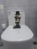 Yaratıcı Parodi Kağıt Tutucu Heykeli Sevimli Komik Dekoratif Reçine Butler Şekli Doku Standı Tuvalet Dekorasyonu için Raf Heykel 220628