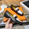 럭셔리 디자이너 공식 캐주얼 신발 가죽 여자 평평한 바닥 클래식 패션 H 금속 버클 컬러 매칭 중립 편안한 게으른 신발