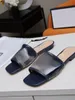 2022 여자 샌들 슬라이드 파리 여자 고급 디자이너 플랫 슬리퍼 패션 여름 여자 플립 플립 섹시한 자수 신발