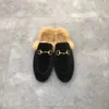 Chinelos de lã masculinos de inverno clássico Sapato de designer preguiçoso Flat Baotou Chinelos 100% couro feminino Slides Suede carta couro de vaca Metal masculino com pele sapatos femininos tamanho 35-42-45-46