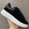 Diseñador de zapatos de moda para hombre, zapatillas de deporte de suela de gran tamaño con plataforma de cuero para mujer, zapatos informales de ante de terciopelo de lujo para mujer en blanco y negro