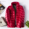 6XL 7XL Otoño Invierno mujer chaquetas ultraligeras 2022 nuevos abrigos de plumas de pato hinchados Parkas delgadas cálidas prendas de vestir portátiles sólidas L220725