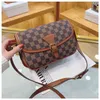 Light Luxury Flower Postman Bag tryckt Sling Axel Bag Women's Winter New Super Fire Messenger Handväskor Designavtal Rensning Försäljning