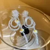 Boucles d'oreilles à fleurs blanches en acrylique à lustre en peluche pour femmes Bohême Bohême Boucles d'oreilles en cristal de Bohême