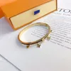 Projektant bransoletki Nowy styl Bracelets Designer Letter Jewelry Faux Skórzanie 18K Gold Gold Stated Stal nierdzewna opaska na mankiet Masowe akcesoria S070 0S8P