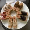 Högkvalitativa Kvinnor Män Lyxiga designers Tofflor sandaler nylon Sommar berömda Strandmode Flip Äkta Läder dam Tofflor Dubbla Spänne Slides Large