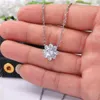 Hänghalsband Huitan Fresh Crystal Flower Halsband för kvinnor som bling kubiskt zirkoniumbröllop Enkelt snygga flickor juvelrypendant