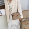 Çapraz Vücut Fırçalama Deri Küçük Çantalar Messenger Çanta Kadın Tasarımcı Moda Zincir Perçin Kilidi Crossbody Çanta Kadın Seyahat Mini Omuz Çantası
