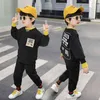 チャイルドレンズ長袖スーツ新しい男の子韓国ファッションカジュアルブティック春と秋の手紙2ピースアウターウェアセットG220509