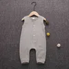 Sommar nyfödda spädbarn baby pojkar flickor rompers jumpsuits playsuits onepiece bomullslinne muslin ärmlös småbarn babykläder G220510