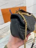 Sac de créateur New Wave Chain Pochette en cuir de vachette lisse matelassé à motif ondulé et mini sac à bandoulière de couleur arc-en-ciel M63929