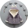 Abbigliamento per bambini Felpe solide Con cappuccio 3D Orecchio e coda Decor Felpe con cappuccio per bambini Cappotto Abbigliamento 1047 E3