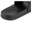 Dernières pantoufles Slop Slops pour hommes à la mode DIA FLAT MULE 1A3R5M Cool Slides élégants sans effort 2 sangles avec boucles dorées ajustées pour femmes été. 35-46m Hommes sandale unisexe