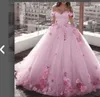 2022 Sexig ljusrosa quinceanera klänningar spetsapplikationer 3d blommor blommor pärlor av axel tyll puffy bollklänning party prom afton klänningar