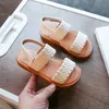 Sandálias de meninas trançam as férias de moda de pó de pé de verão de verão Sapatos planos cor sólidos cor confortável anti-deslizamento anti-deslizamento Sliders 220623