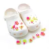 Moq 50 stcs tuin magische stijl lumineuze croc charmes 2d pvc gloed in de donkere schoendecoraties accessoires fluorescerende klompknopen schoenschurk gespen fit kinderen sandalen