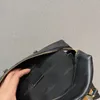 Lüks tasarımcı omuz çantaları kadın kılıf çanta moda çapraz vücut zincirleri çanta perçin flep çanta deri tote büyük kapasiteli crossbody sanat eserleri