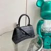 Designeraxelväska Handväska Kvinna Timglasväskor Högkvalitativt topphandtag Krokodilpräglat läder Handväskor med lång flik Crossbody-väskor designers balencigas