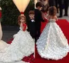 2023 Bella 3D Applique floreale Flower Girls Abiti cinghie incrociate Backless Comunione Abiti da festa Puffy Tulle Birthday Ball Gown Ragazze Pageant Dress