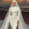 2022 Muslim sjöjungfrubröllopsklänningar med avtagbart tåg Satin Beaded Bridal Gowns Pearls Hijab Custom Made Luxury Robes de Mariée Bes121