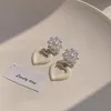 Boucle d'oreilles de coeur de fleur de perle blanche en peigne blanche pour femmes