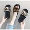Style d'été à l'extérieur portant des pantoufles d'impression léopard pour femmes fond mou glissant pantoufles pour femmes à fond plat Y200423