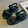 Anti-Slippery Platform Kids Shoes for Girl Sandals 2022 Ny sommar Ganska veckade Surface School Girls Flat Sandals Child Child