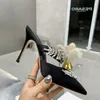 Sandalias de lujo Bombas de marca Zapatos de tacón alto para mujer Zapatillas de moda Stiletto Punta de trigo Oreja Rhinestone Zapatos individuales Satén 2022 VERANO Nuevos zapatos de boda