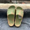 2022 Новое высшее качество Slipper Summer Fashion Carbon Black Desert Sand Aluminum Magic Lime Flat Slide Men Women Beach Sandals