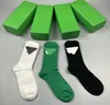 Fashion Men's Socks Wysokiej jakości bawełniane bawełniane klasyczne litery w oddychaniu na zewnątrz skarpetki sportowe