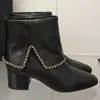 2021 Kvinnor Ny lyxdesigner Midblock Heel Ankle Boots Black Leather Round Toe Sexiga korta tossor Eleganta vinterskor med kedja