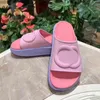 Buty swobodne 2023 Grube Bottom Beach Kaptaki moda Summer Kobiety Nowe Eva grube podeszte Miami Slajdes Designer Summer Flat Sandals House Pink