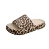 Imprimé léopard pantoufles été femmes maison salle de bain bain intérieur antidérapant extérieur mode plate-forme sandales de plage