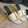 المصمم صندل الدعامة المعدنية الزخرفة الكلاسيكية Flash Flip flops ورنيش الذهب الأحمر العجل نساء النعال