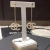 18 K Altın Kaplama Püskül Tasarımcı Harfler Damızlık Uzun Küpe Dangle Kristal Geometrik Lüks Marka Ünlü Kadınlar Yapay Elmas İnci Düğün Parti Jewerlry Aksesuarları