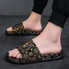 Diseñador de la marca de lujo de la estación de Europa Hombres Zapatillas Mujer Sandalias patrón Imprimir oro plata Diapositiva Verano Ancho Plano Señora playa Sandalia chanclas Tamaño grande 36-49