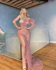 Luxuriöse Meerjungfrau-Abendkleider mit Pailletten, seitlichem Schlitz, Vintage-Stil, eine Schulter, mit Perlen verziert, Federkristall-Abendkleider nach Maß