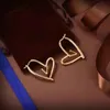 V LETTER 18K GOLD HEART HOOP أقراط كلاسيكيت التيتانيوم مصمم مصمم مجوهر