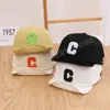 Lente zomer baby honkbal cap schattige brief bedrukte pasgeboren zon hoeden zachte katoenen brim kids baby boy girl vizier caps