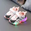 Tennis Moda Scarpe sportive per bambini Divertenti LED Ragazzi Sneakers Cute Pink Girls Scarpe con suola luminosa Glowing Up Shoe E12132 G220527