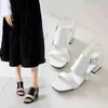Sandels kvinnor skor sommar ny mode öppen tå moderna romer sandaler med trick klackar svart vita gula skor 220303
