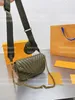 Crossbody من الجلد المبطن - حقيبة صغيرة سوداء مع حزام عريض وعملة معدنية ، مثالية للتصميم متعدد الاستخدامات والاستخدام اليومي.