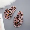 Modedesigner barn tofflor f￶r tjej fluffy ￶ppen t￥ platt husl￤genheter med vinter baby plysch tofflor rosa svart solid sm￥barn leopard furry tofflor inomhusskor