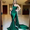 2022 Emerald Green Prom Dama de Brides dama de honra com streamer um ombro de sereia aberta Mermaid vestidos longos vestidos formais f0629x