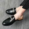 DRES SHOEN NIEUW Italiaanse stijl Luxe mannen Slipper Leather Loafer Moccasin Casual Non Slip Man Schoen Mode half voor Mule 220723