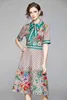 Sommarbanan Vintage Print Collar Bow Tie Neck Kortärmad Knapp Fram Kvinnor Ladies Casual Party Beach Stilig A-Line Midi Dress